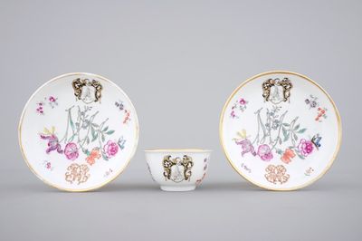 Une tasse et deux soucoupes en porcelaine de Chine pour l'export au décor armoirié, 18ème