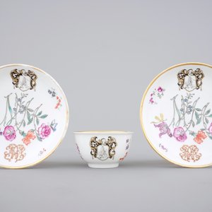 Een Chinees exportporseleinen kop en twee schotels met wapendecor, 18e eeuw — foto 1