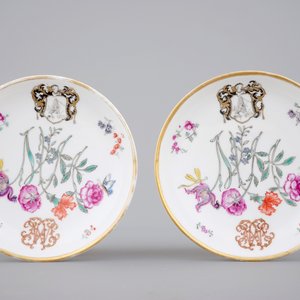Een Chinees exportporseleinen kop en twee schotels met wapendecor, 18e eeuw — foto 2