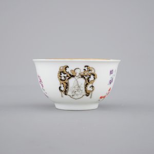Een Chinees exportporseleinen kop en twee schotels met wapendecor, 18e eeuw — foto 4