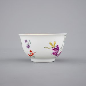Een Chinees exportporseleinen kop en twee schotels met wapendecor, 18e eeuw — foto 5