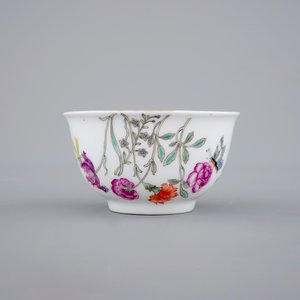Een Chinees exportporseleinen kop en twee schotels met wapendecor, 18e eeuw — foto 6