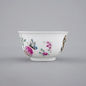Een Chinees exportporseleinen kop en twee schotels met wapendecor, 18e eeuw — foto 7