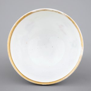 Een Chinees exportporseleinen kop en twee schotels met wapendecor, 18e eeuw — foto 8