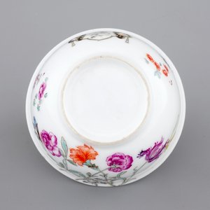 Een Chinees exportporseleinen kop en twee schotels met wapendecor, 18e eeuw — foto 9