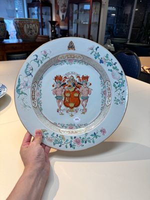 A fine Chinese armorial dish with the arms of Grant for the English market, Yongzheng, ca. 1730 — photo 1