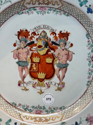 A fine Chinese armorial dish with the arms of Grant for the English market, Yongzheng, ca. 1730 — photo 2