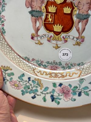 A fine Chinese armorial dish with the arms of Grant for the English market, Yongzheng, ca. 1730 — photo 3