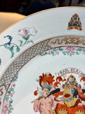 A fine Chinese armorial dish with the arms of Grant for the English market, Yongzheng, ca. 1730 — photo 5