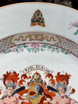 A fine Chinese armorial dish with the arms of Grant for the English market, Yongzheng, ca. 1730 — photo 6