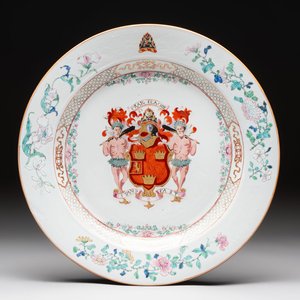 A fine Chinese armorial dish with the arms of Grant for the English market, Yongzheng, ca. 1730 — photo 1