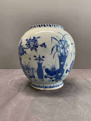 A fine Chinese blue and white 'antiquities' jar, Jiajing mark, Transitional period — 照片 1
