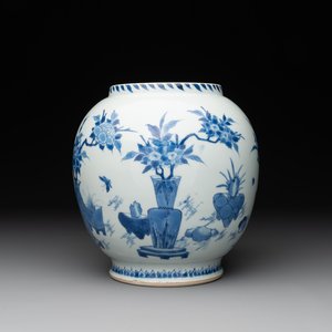 A fine Chinese blue and white 'antiquities' jar, Jiajing mark, Transitional period — 照片 1