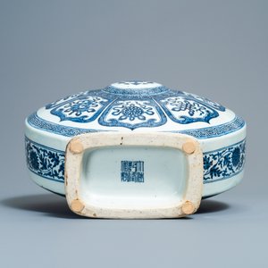 A fine Chinese blue and white 'Bajixiang' moon flask vase, Qianlong mark, 19th C. — 照片 6