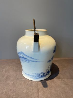 A fine Chinese blue and white 'Bleu de Hue' 'landscape' ewer with bronze mount, Chenghua mark, 18/19th C. — foto 2