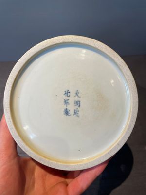 A fine Chinese blue and white 'Bleu de Hue' 'landscape' ewer with bronze mount, Chenghua mark, 18/19th C. — foto 9