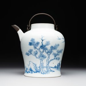 A fine Chinese blue and white 'Bleu de Hue' 'landscape' ewer with bronze mount, Chenghua mark, 18/19th C. — foto 1