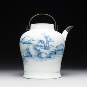 A fine Chinese blue and white 'Bleu de Hue' 'landscape' ewer with bronze mount, Chenghua mark, 18/19th C. — foto 3