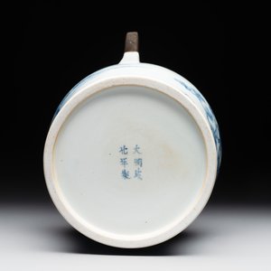 A fine Chinese blue and white 'Bleu de Hue' 'landscape' ewer with bronze mount, Chenghua mark, 18/19th C. — foto 6