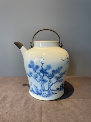 A fine Chinese blue and white 'Bleu de Hue' 'landscape' teapot with bronze mount, Chenghua mark, 18/19th C. — 照片 1