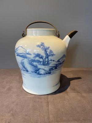 A fine Chinese blue and white 'Bleu de Hue' 'landscape' teapot with bronze mount, Chenghua mark, 18/19th C. — 照片 3