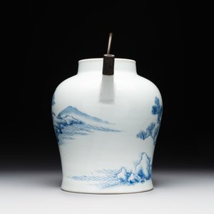 A fine Chinese blue and white 'Bleu de Hue' 'landscape' teapot with bronze mount, Chenghua mark, 18/19th C. — 照片 2
