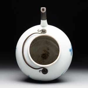 A fine Chinese blue and white 'Bleu de Hue' 'landscape' teapot with bronze mount, Chenghua mark, 18/19th C. — 照片 5