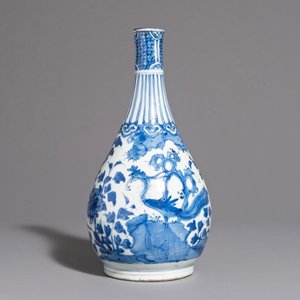 A fine Chinese blue and white bottle vase with a phoenix, hare mark, Wanli — photo 1