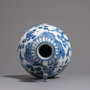 A fine Chinese blue and white bottle vase with a phoenix, hare mark, Wanli — photo 5