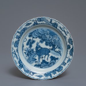 A fine Chinese blue and white 'deer' plate, Wanli — 照片 1