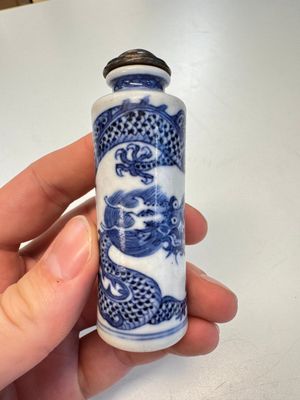 A fine Chinese blue and white 'Dragon' snuff bottle — photo 1