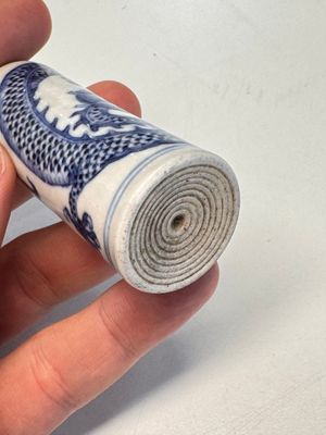 A fine Chinese blue and white 'Dragon' snuff bottle — photo 11