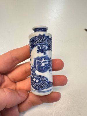 A fine Chinese blue and white 'Dragon' snuff bottle — photo 2