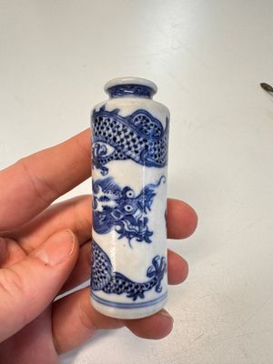 A fine Chinese blue and white 'Dragon' snuff bottle — photo 3