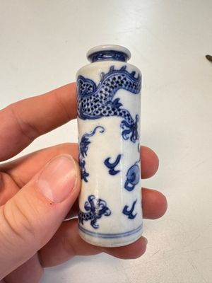 A fine Chinese blue and white 'Dragon' snuff bottle — photo 4