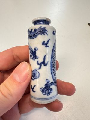 A fine Chinese blue and white 'Dragon' snuff bottle — photo 5