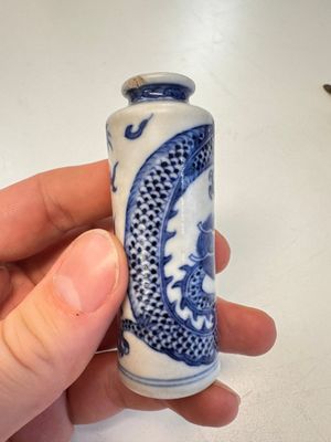 A fine Chinese blue and white 'Dragon' snuff bottle — photo 6
