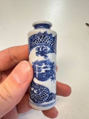 A fine Chinese blue and white 'Dragon' snuff bottle — photo 7