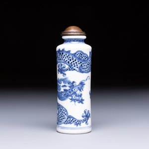 A fine Chinese blue and white 'Dragon' snuff bottle — photo 1