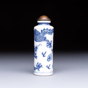 A fine Chinese blue and white 'Dragon' snuff bottle — photo 2