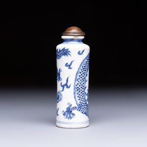 A fine Chinese blue and white 'Dragon' snuff bottle — photo 3