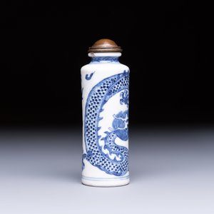 A fine Chinese blue and white 'Dragon' snuff bottle — photo 4