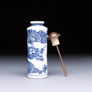 A fine Chinese blue and white 'Dragon' snuff bottle — photo 5