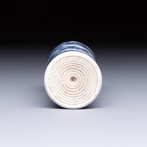 A fine Chinese blue and white 'Dragon' snuff bottle — photo 7