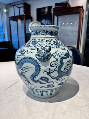 A fine Chinese blue and white 'dragon' vase with mythical-beast-shaped handles, probably Yuan — photo 2