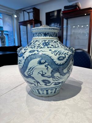 A fine Chinese blue and white 'dragon' vase with mythical-beast-shaped handles, probably Yuan — photo 3