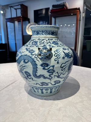 A fine Chinese blue and white 'dragon' vase with mythical-beast-shaped handles, probably Yuan — photo 4