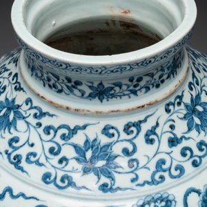 A fine Chinese blue and white 'dragon' vase with mythical-beast-shaped handles, probably Yuan — photo 12