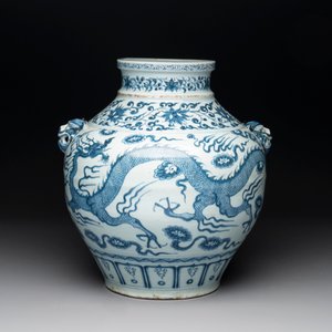 A fine Chinese blue and white 'dragon' vase with mythical-beast-shaped handles, probably Yuan — photo 3