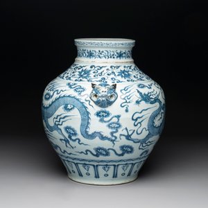 A fine Chinese blue and white 'dragon' vase with mythical-beast-shaped handles, probably Yuan — photo 4
